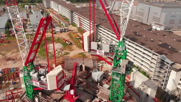 Indústria da construção. Tiro aéreo. A câmera voa sobre a casa inacabada . — Vídeo de Stock