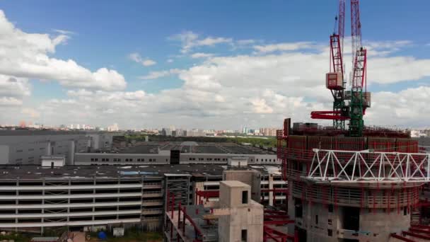 Industria de la construcción. Cámara vuela sobre la casa inacabada . — Vídeos de Stock