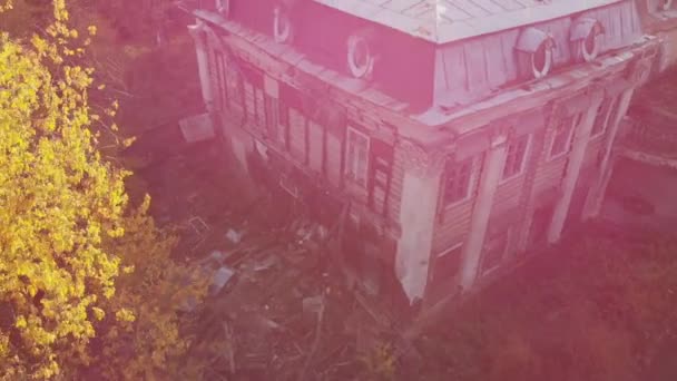 Vue aérienne sur château et parc abandonnés en ruine. Images couleur d'automne à la lumière du coucher du soleil . — Video