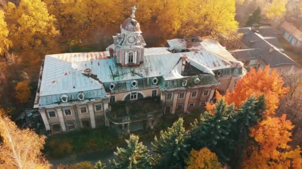 Vista aérea del castillo y parque en ruinas abandonados. Imágenes a color de otoño en la luz del atardecer . — Vídeos de Stock