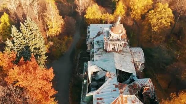 A légi felvétel a elhagyott romos kastély és park. Őszi színes felvétel, naplemente fény. — Stock videók
