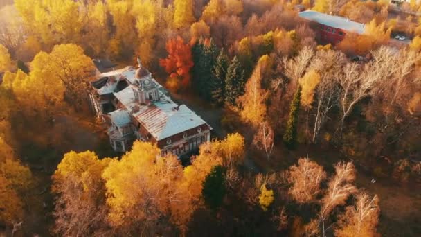 Вид с воздуха на заброшенный замок и парк. Осенние цветные кадры в свете заката . — стоковое видео