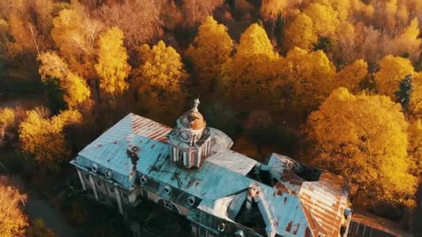 Luftaufnahme der verlassenen Burgruine und des Parks. herbstliche Farbaufnahmen im Sonnenuntergang. — Stockvideo