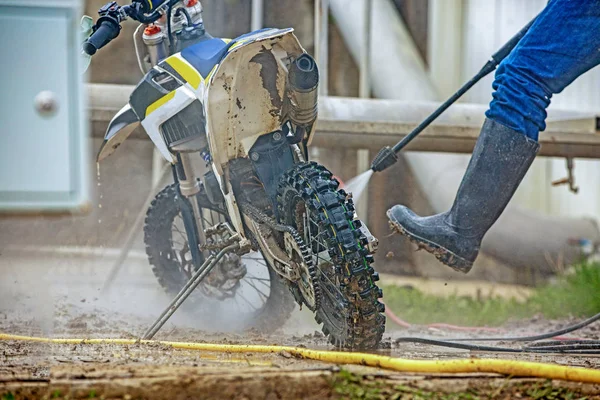 Un hombre que limpia la motocicleta - concepto de detalle de la motocicleta. Enfoque selectivo . — Foto de Stock