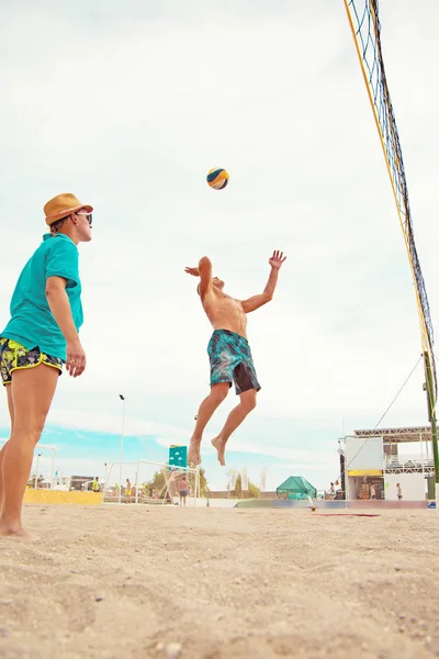Волейбол пляжний гравець чоловічий спортсмен волейболіст готується подавати м'яч на пляжі . — стокове фото