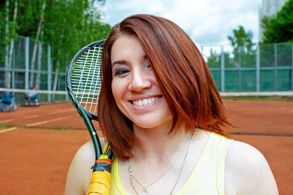 Una deportista exitosa con raqueta en la cancha de tenis. Estilo de vida saludable . — Foto de Stock