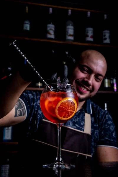 Barman na sklenici čerstvé a chutné Aperol stříkačky koktejl míru ledu — Stock fotografie