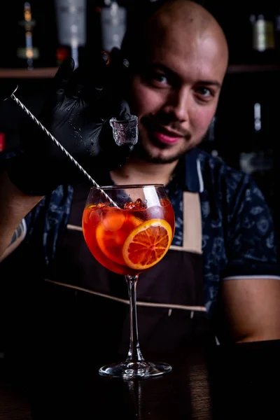 Barman na sklenici čerstvé a chutné Aperol stříkačky koktejl míru ledu — Stock fotografie