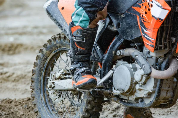 Profesionální motokros motocyklový jezdec přejede silnici stopu. Croped střílel zblízka — Stock fotografie