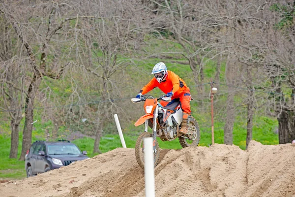 Επαγγελματική Motocross αναβάτη μοτοσικλέτας μονάδες πάνω από το κομμάτι του δρόμου. — Φωτογραφία Αρχείου