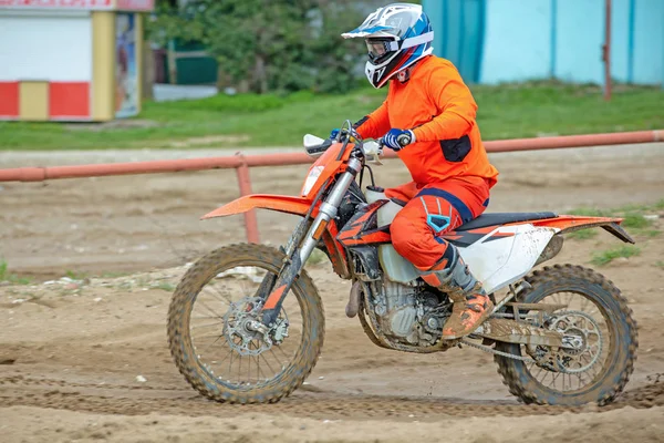 Professionele motorcross motorrijder rijdt Over het spoor weg. — Stockfoto