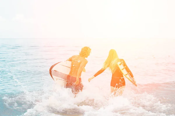 Surfistas Playa Pareja Sonriente Surfistas Caminando Por Playa Divirtiéndose Verano —  Fotos de Stock