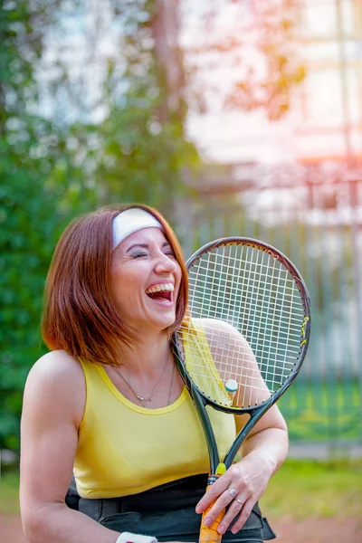 残疾青年女子坐在网球场上打网球. — 图库照片