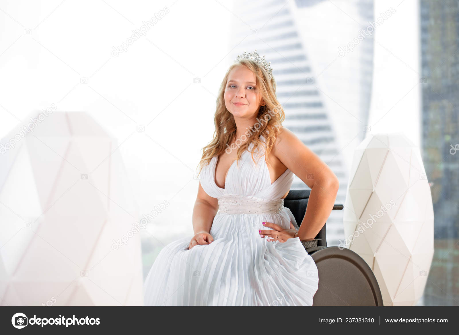 Beautiful Désactivé Mariée Posant Dans Un Fauteuil Roulant
