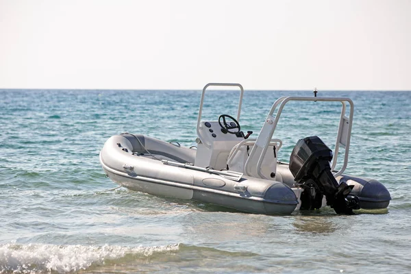 De Reddingsmotor boot aan de kust — Stockfoto