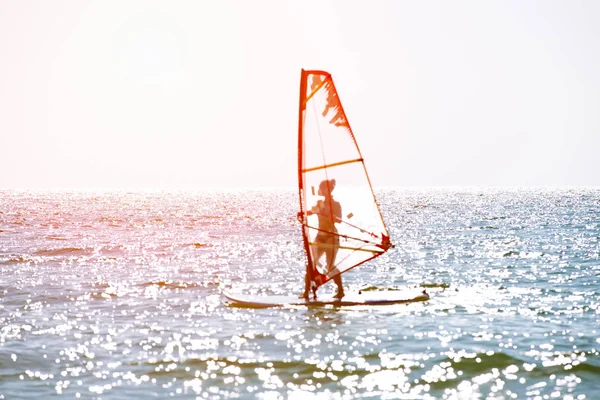 Surfista cavalcando onde in una bella giornata di sole. Giovane uomo godendo il vento e il surf oceano . — Foto Stock