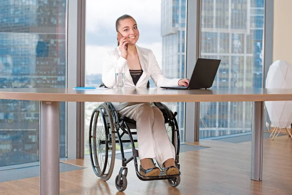 Nieprawidłowej lub wyłączony młody biznes kobieta osoba siedzi na wózkach praca w biurze na laptopie — Zdjęcie stockowe