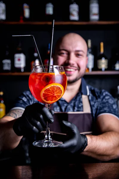 Barman na sklenici čerstvé a chutné Aperol stříkačky koktejl míru ledu — Stock fotografie