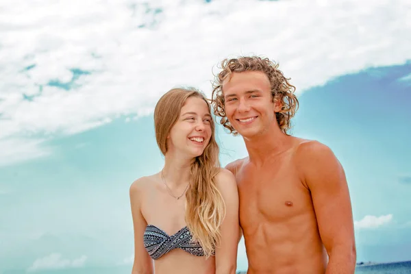 Portrait de jeune couple amoureux à la plage et appréciant le temps passé ensemble. Jeune couple s'amusant sur une côte sablonneuse . — Photo