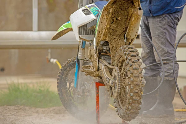 Un hombre que limpia la motocicleta - concepto de detalle de la motocicleta. Enfoque selectivo . — Foto de Stock