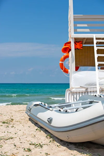 Tiro da bela praia tropical em um dia ensolarado de verão, com um lugar de salva-vidas e barco estacionado à beira-mar — Fotografia de Stock