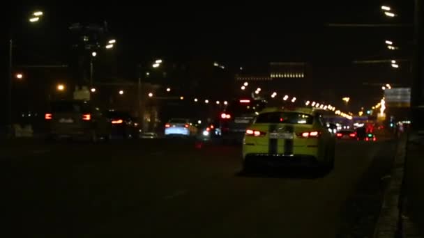 Geceleri Işıklı Şehir Trafiğinde Görünümünü Bulanıklık — Stok video
