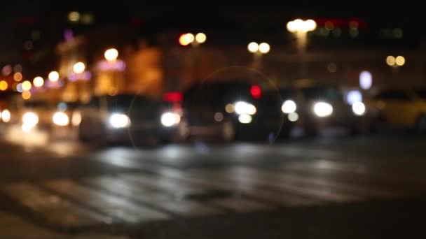 Νύχτα του χρόνου στην πόλη. Από την εστίαση με θολή. φώτα της πόλης αόριστες. κυκλοφορίας bokeh. θόρυβο της πόλης. — Αρχείο Βίντεο