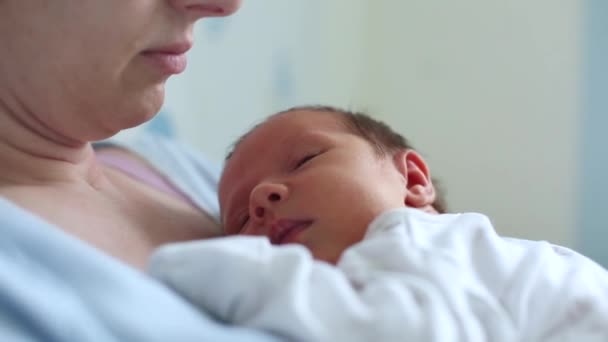 Noworodek śpi spokojnie na klatce piersiowej matki — Wideo stockowe