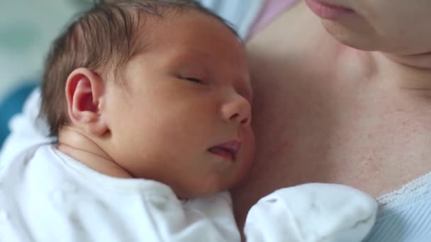 Νεογέννητο Μωρό Στον Ύπνο Ειρηνικά Πάνω Από Στήθος Της Μητέρας — Αρχείο Βίντεο