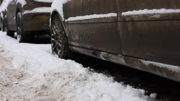 Uomo uscire da una macchina in una giornata nevosa - Traffico invernale — Video Stock