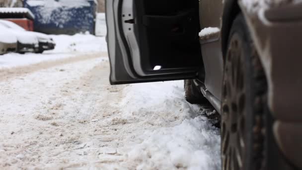 -雪の日に車から出てくる男性冬の交通 — ストック動画