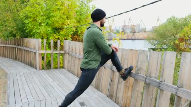 Ember Parkban Feladatot Fiatal Sportos Férfi Sportruházat Öltözött Feladatot Pihenőpark — Stock videók