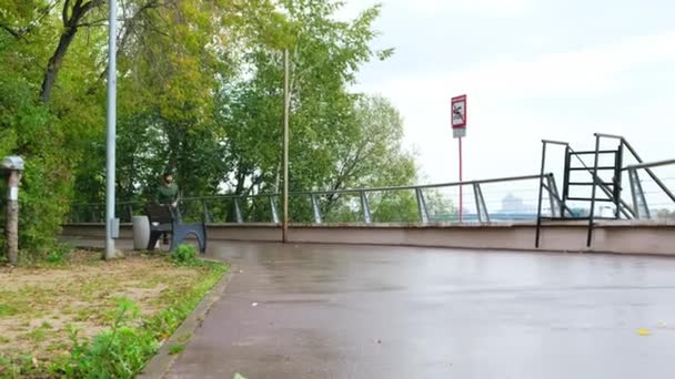 Läufermann läuft bei Regen auf Parkweg fit männliche Fitness-Modell-Training beim Jogging-Training — Stockvideo