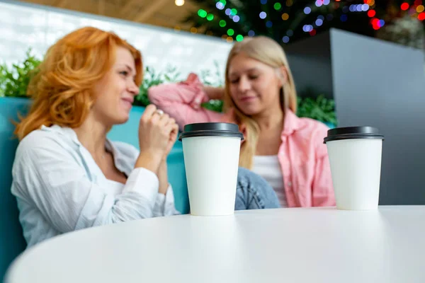 Дві красиві подружки сидять в кафе після їх покупок під час продажу — стокове фото
