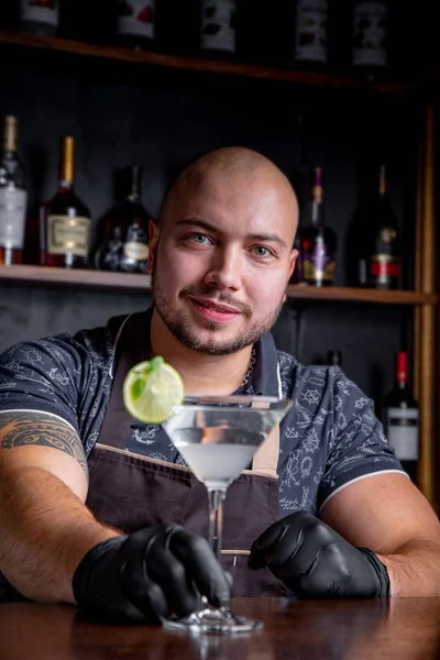 Barman vydrží koktejly klientovi na baru v restauraci. Vítej — Stock fotografie