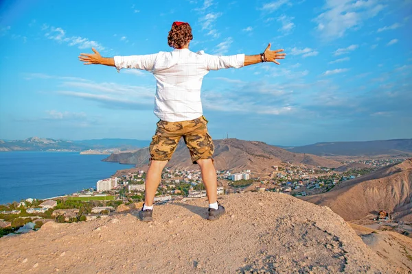 Un hombre con vistas panorámicas de una hermosa costa — Foto de Stock