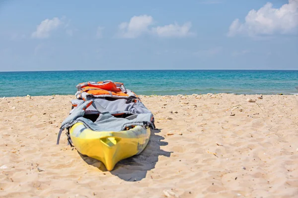 Yelow kayak on sandy beach. The concept of active rest — Stock Photo, Image