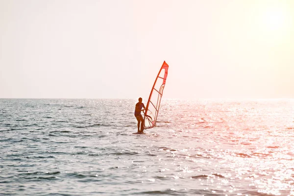 Surfer ιππασίας τα κύματα σε μια όμορφη ηλιόλουστη μέρα. Νεαρός άνδρας απολαμβάνοντας τον άνεμο και τον ωκεανό σερφ. — Φωτογραφία Αρχείου