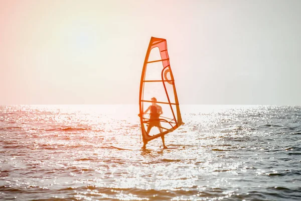 Surfista montando olas en un hermoso día soleado. Joven disfrutando del viento y el surf oceánico . — Foto de Stock