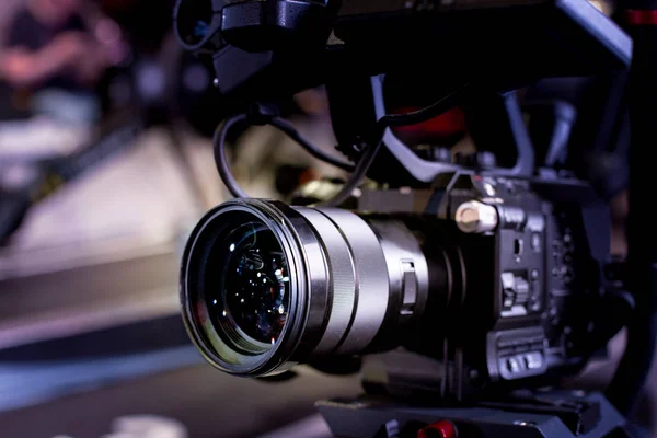 Detalhe do equipamento de câmera profissional, estúdio de produção de filmes — Fotografia de Stock
