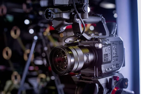 Detalhe do equipamento de câmera profissional, estúdio de produção de filmes — Fotografia de Stock