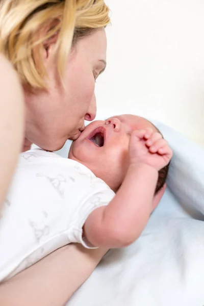 家庭、 父母和儿童护理概念-快乐妈妈接吻的可爱宝宝 — 图库照片