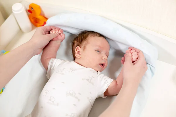 Övningar för baby. baby nyfödda njuter av massage från mor — Stockfoto