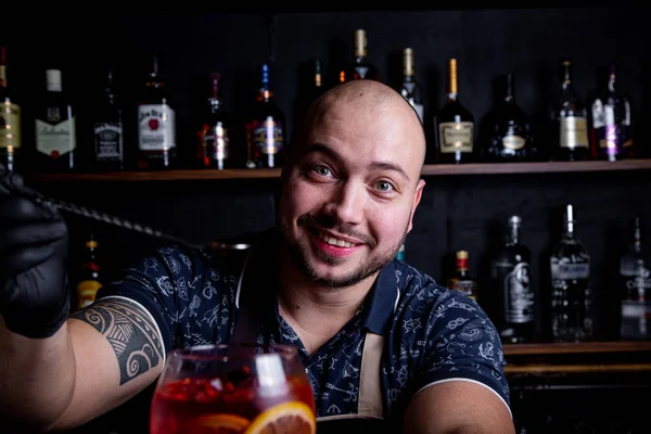 Barman trzyma się koktajle do klient w barze w restauracji. Witamy — Zdjęcie stockowe