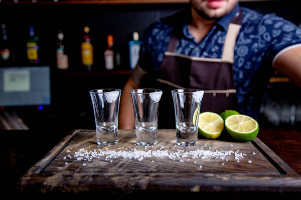 Tequila prata, álcool em copos de tiro, cal e sal, imagem tonificada, foco seletivo — Fotografia de Stock