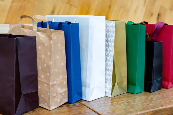 Papír táskák, bevásárló. Eladó koncepció fából készült háttér — Stock Fotó