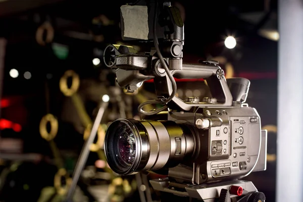 A kulisszák mögött a video termelés profi videokamera — Stock Fotó