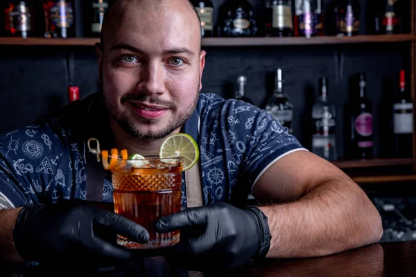 Portrét usmívající se neoholený barman dát chutný alkohol kapalina — Stock fotografie