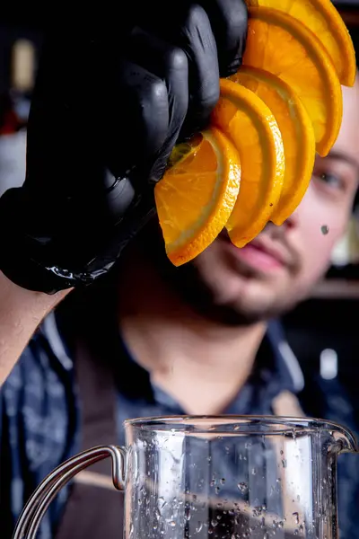 Приготовление цитрусовых, апельсинового чая барменом — стоковое фото