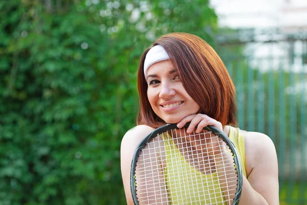 Sukces sportsmenki z rakiety na korcie tenisowym. zdrowy styl życia. — Zdjęcie stockowe